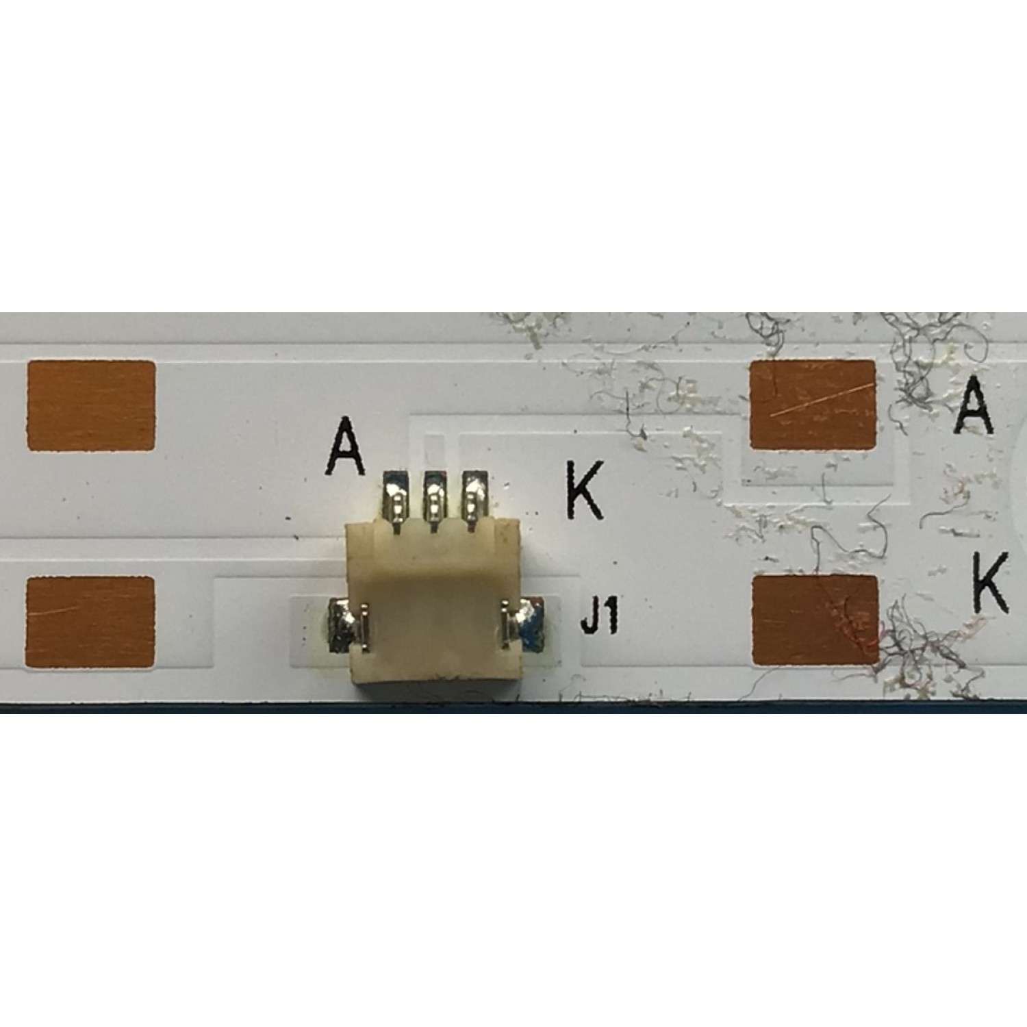 KIT DE LED'S PARA TV INSIGNIA (3 PIEZAS) / NUMERO DE PARTE LED39D07-ZC26AG-05D / 30339007043D / 39000M82 / 220112BB04 / E78030 / PANEL LC390TA2A 2B / MODELO NS-39DF310NA21 - Imagen 3